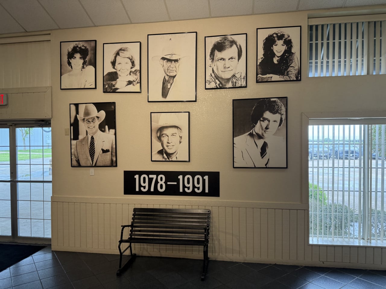 Stěna s portréty herců, lavička a nápis 1978–1991, EXIT u dveří.