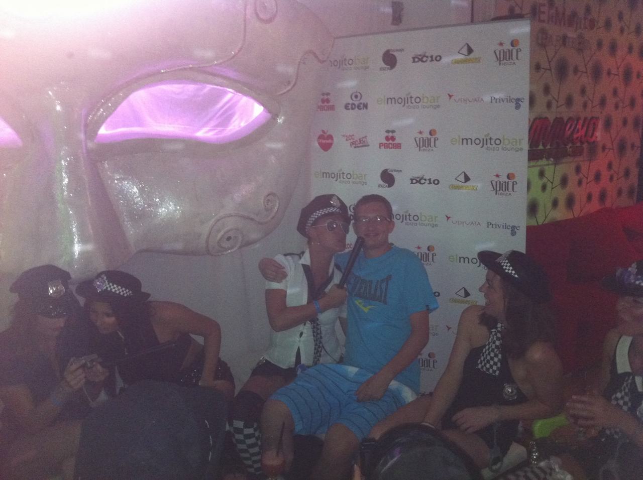 Skupina v klubu pózuje před bannerem el mojito bar, Space Ibiza, Privilege, DC10