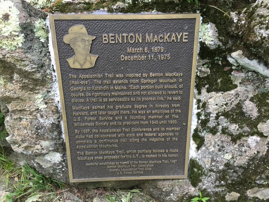 Pamětní bronzová deska v kameni s textem BENTON MACKAYE, 1879–1975.