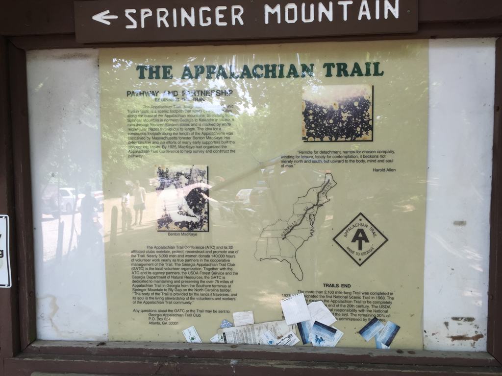 Informační tabule SPRINGER MOUNTAIN, THE APPALACHIAN TRAIL s mapou a letáky
