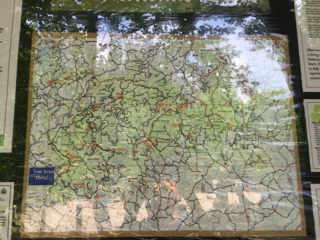 Mapa turistických tras za sklem, v rohu nápis You Are Here!