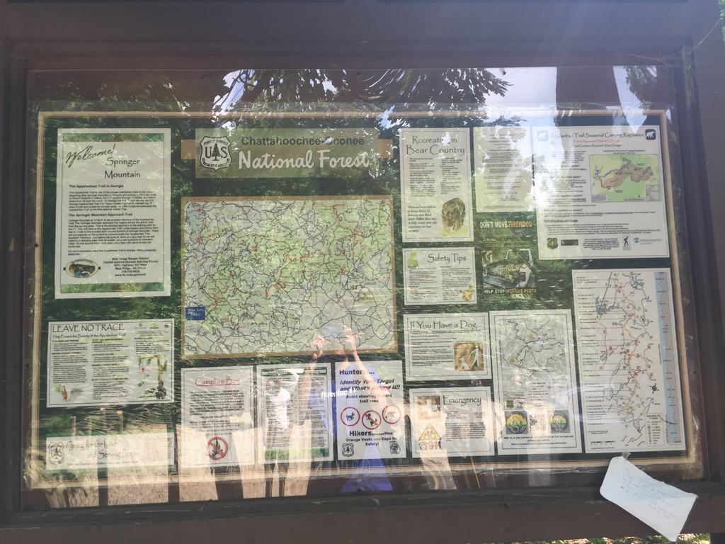 Informační tabule Chattahoochee-Oconee National Forest s mapou a textem Welcome Springer Mountain