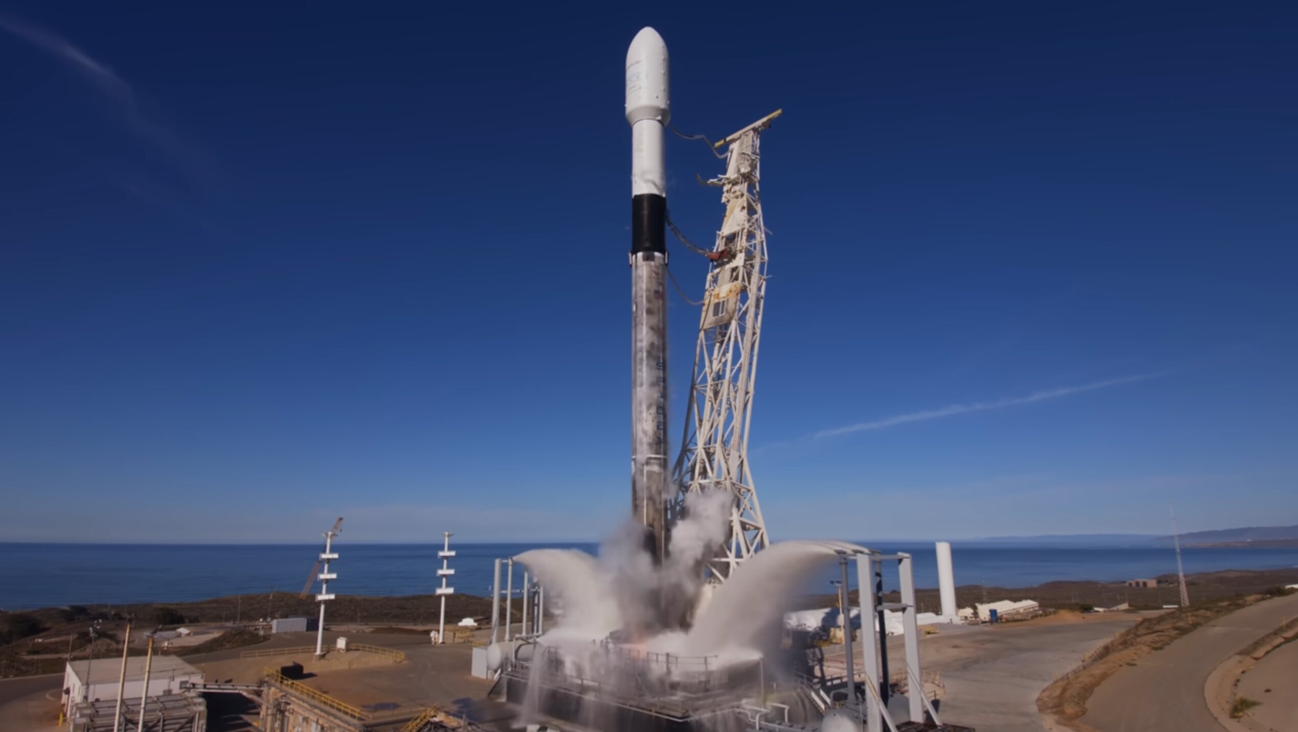 Čína vyhlásila závod o vesmírná AI data centra: Chce konkurovat Muskovi