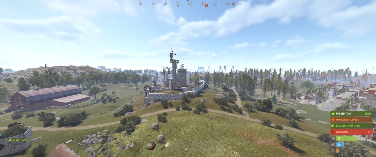 Pohled na základnu v Rustu s větrnou turbínou, HUDem a hláškou STARVING.