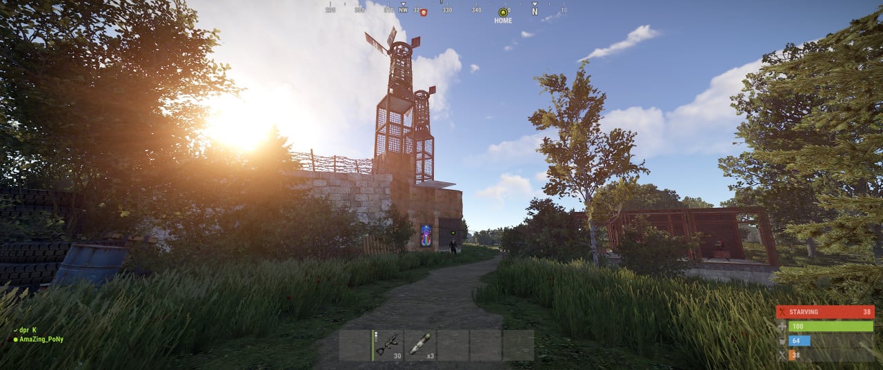 Rust herní základna, cesta, věž, hráč a ukazatel starving 38