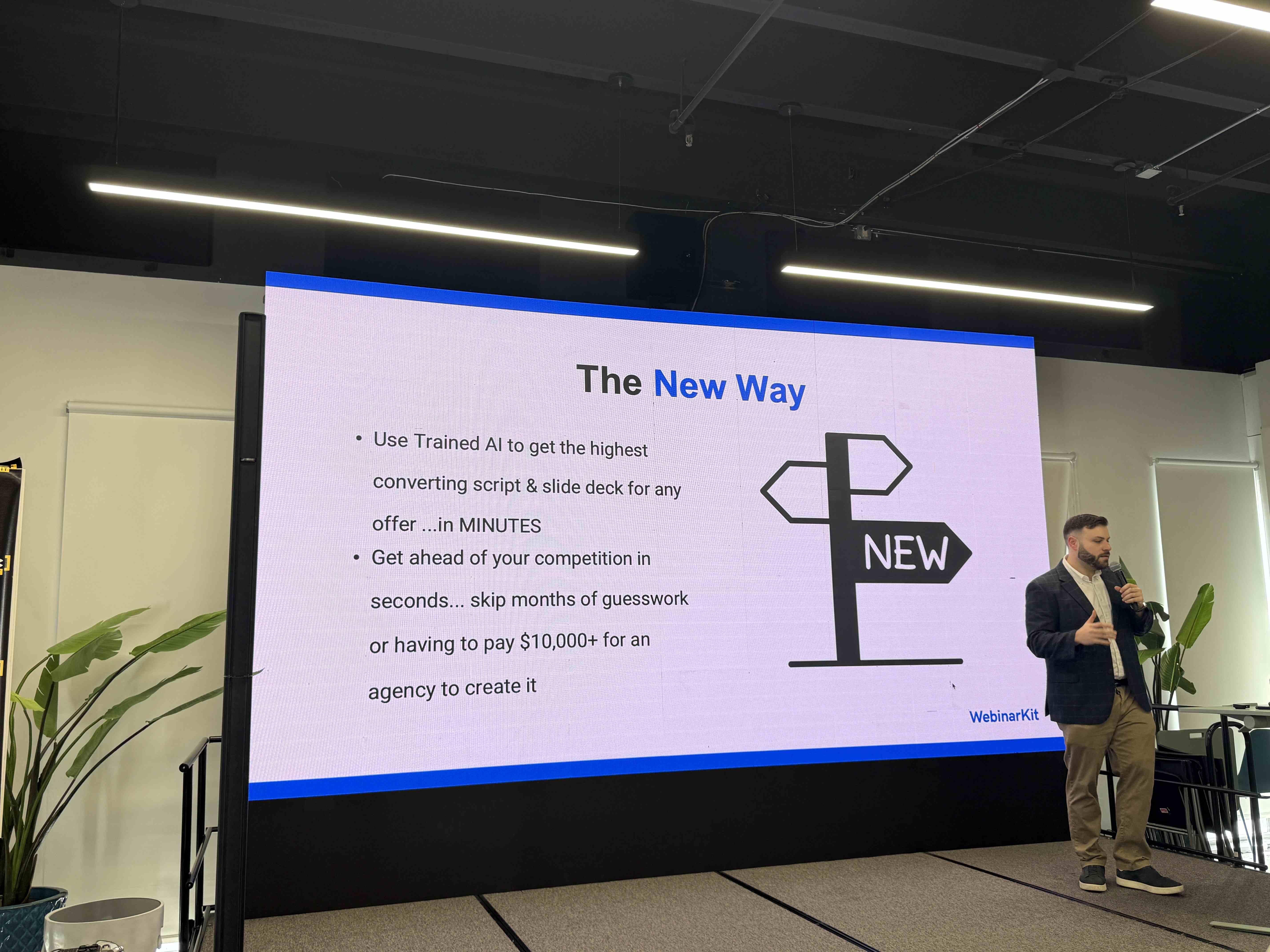 Přednášející u obrazovky se slidem The New Way, směrovka NEW, WebinarKit.