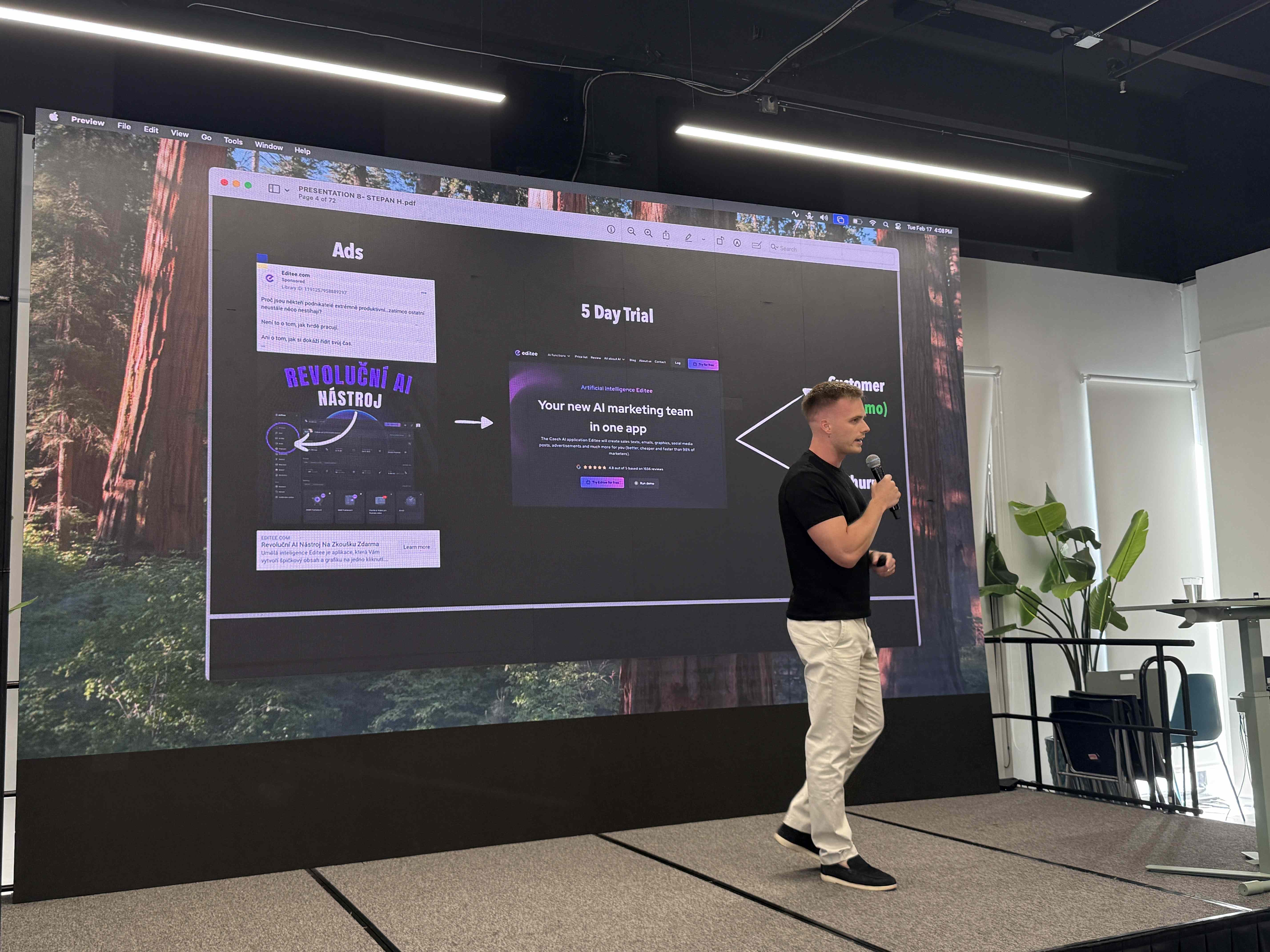 Přednášející s mikrofonem před prezentací Ads, 5 Day Trial, Your new AI marketing team