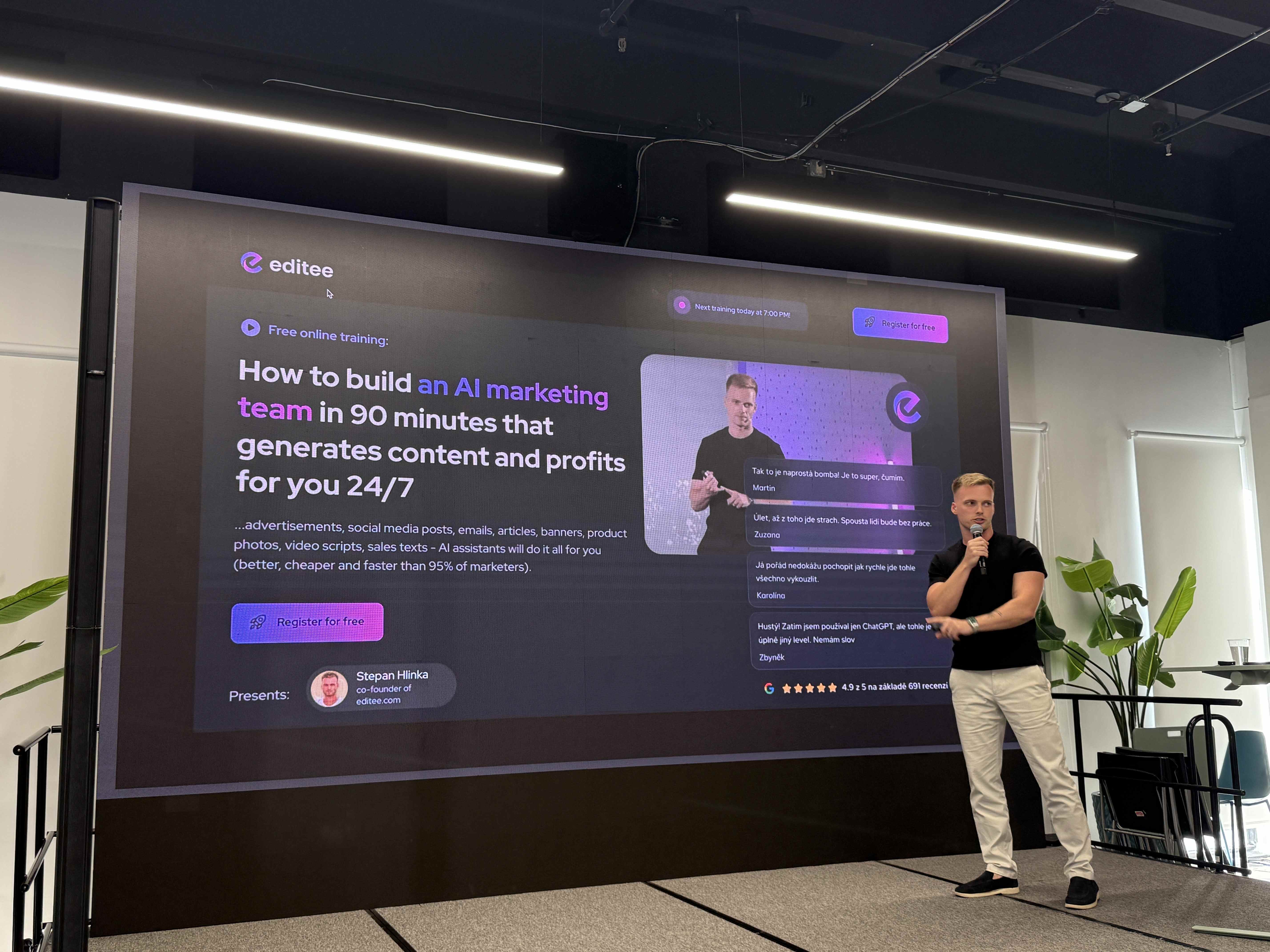 Muž s mikrofonem u obrazovky editee: How to build an AI marketing team