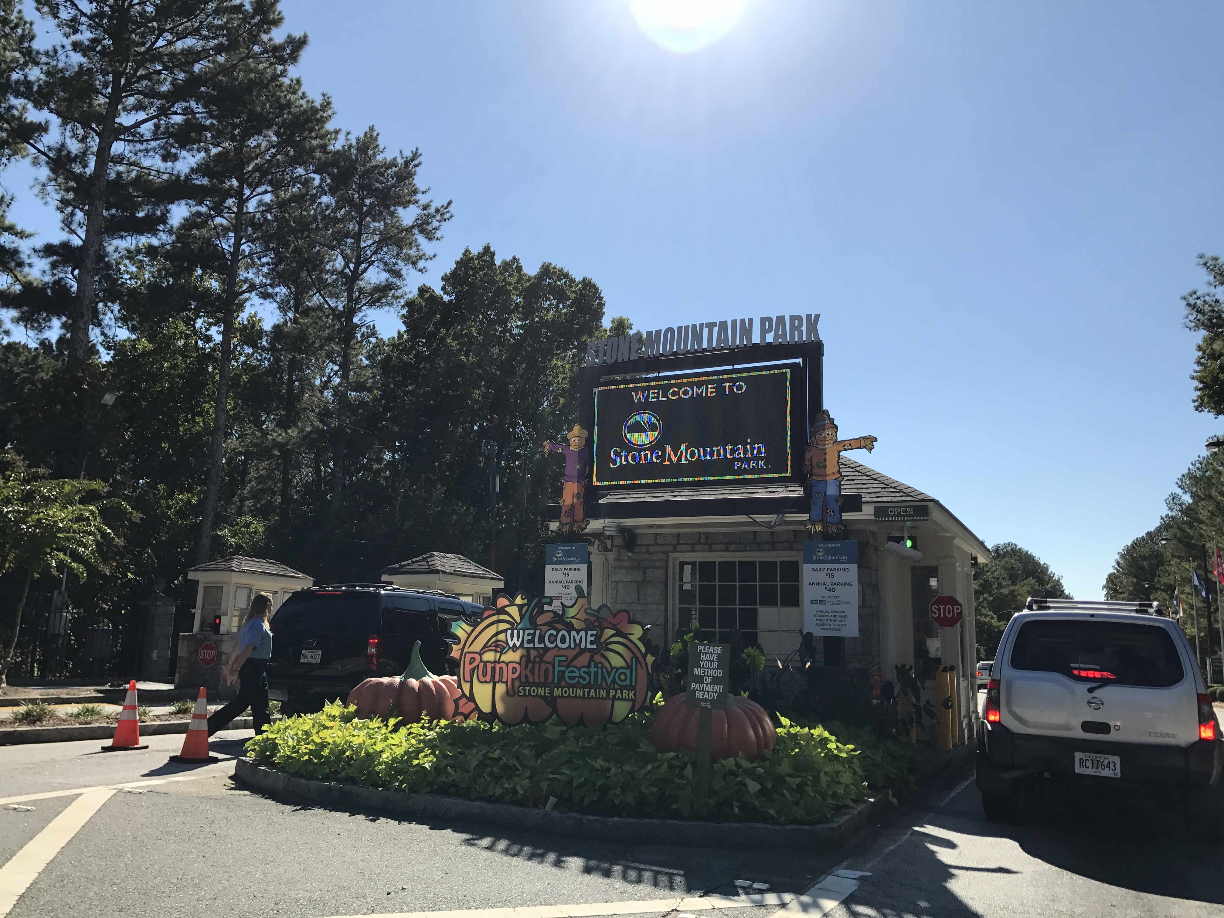 Vjezd do Stone Mountain Park, tabule Welcome to Stone Mountain, Pumpkin Festival, auta