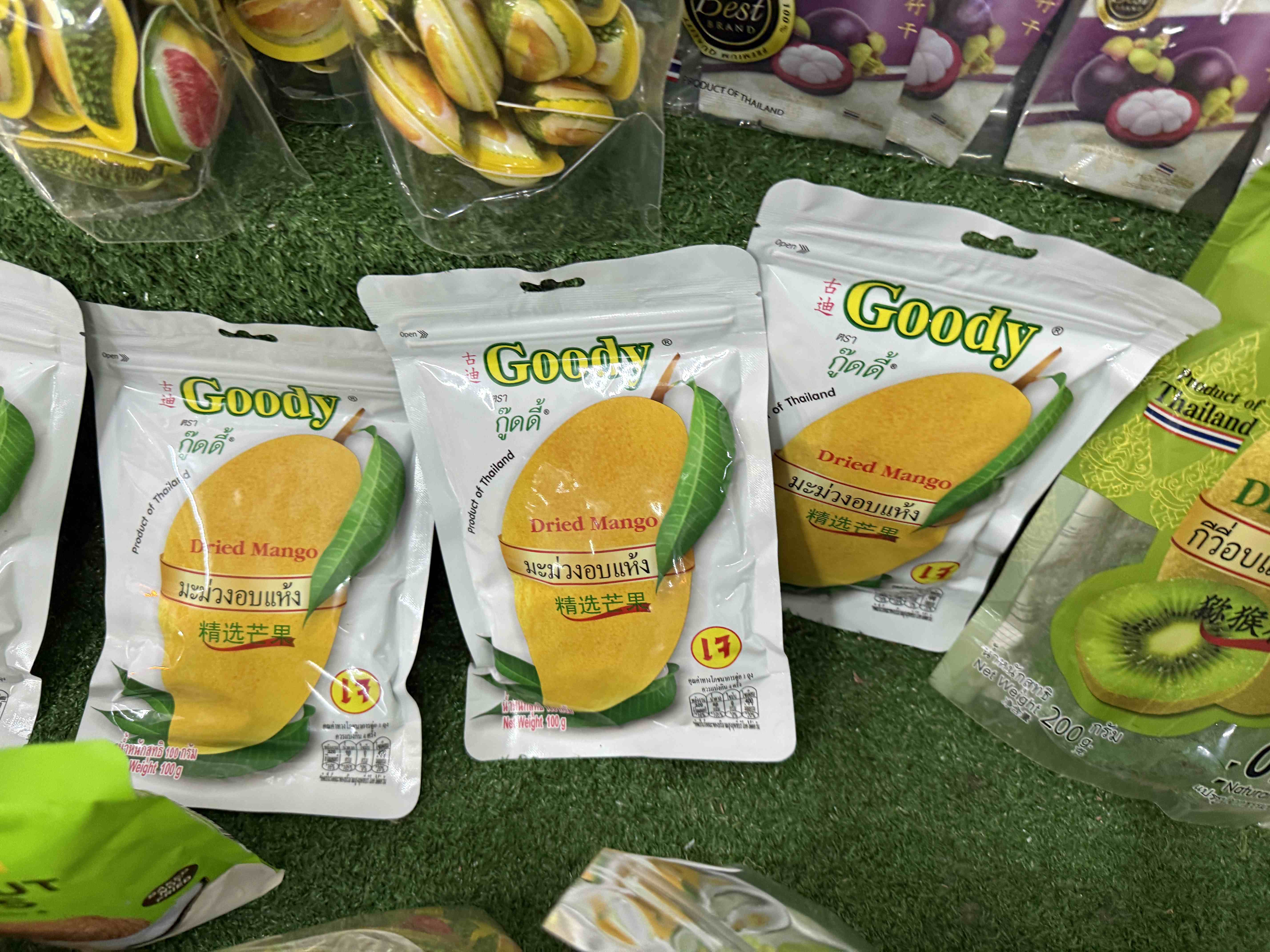 Balení Goody Dried Mango, sušené mango na regálu s thajskými snacky