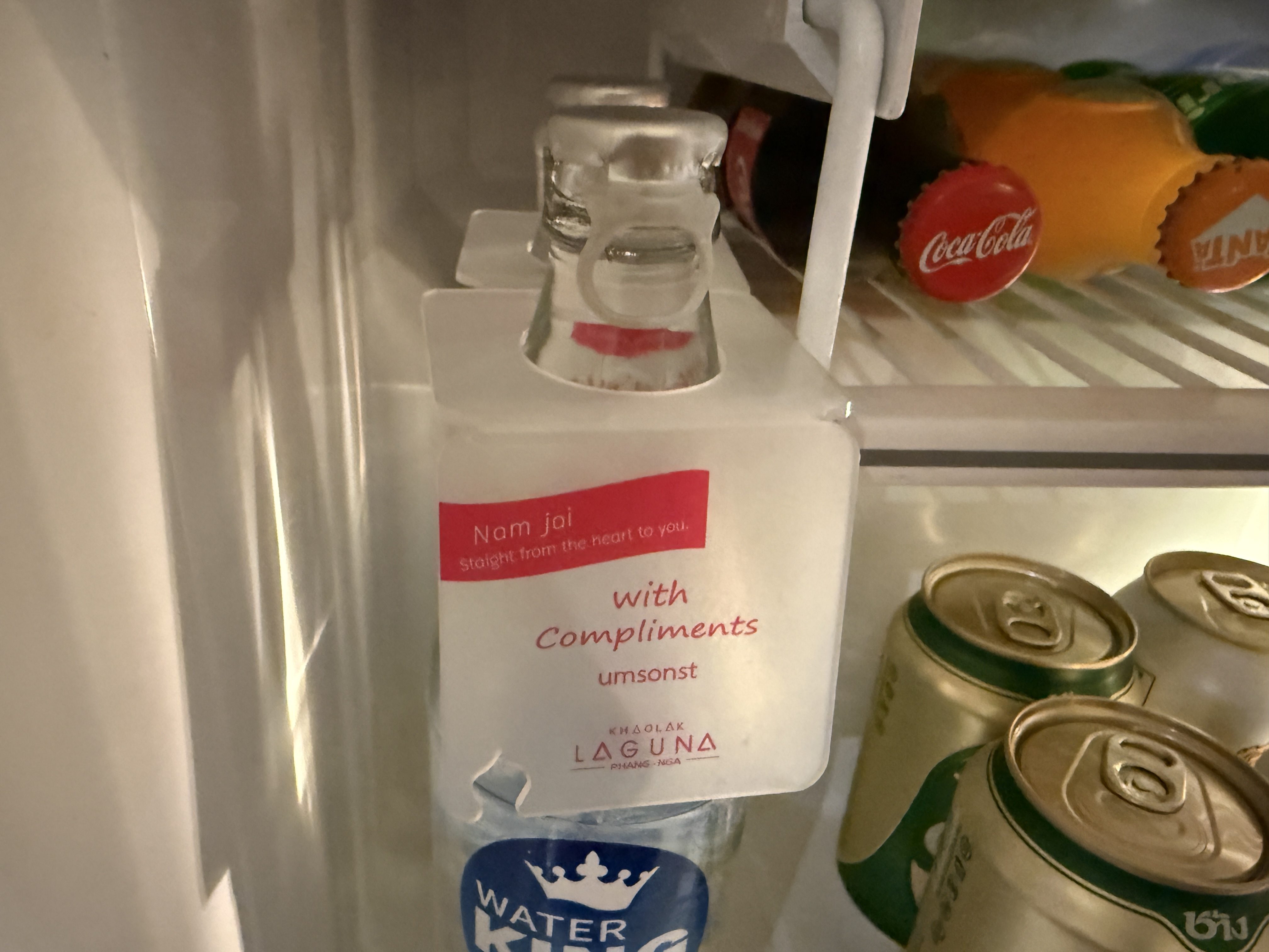 Minibar v hotelu: voda s cedulkou with compliments umsonst Khaolak Laguna