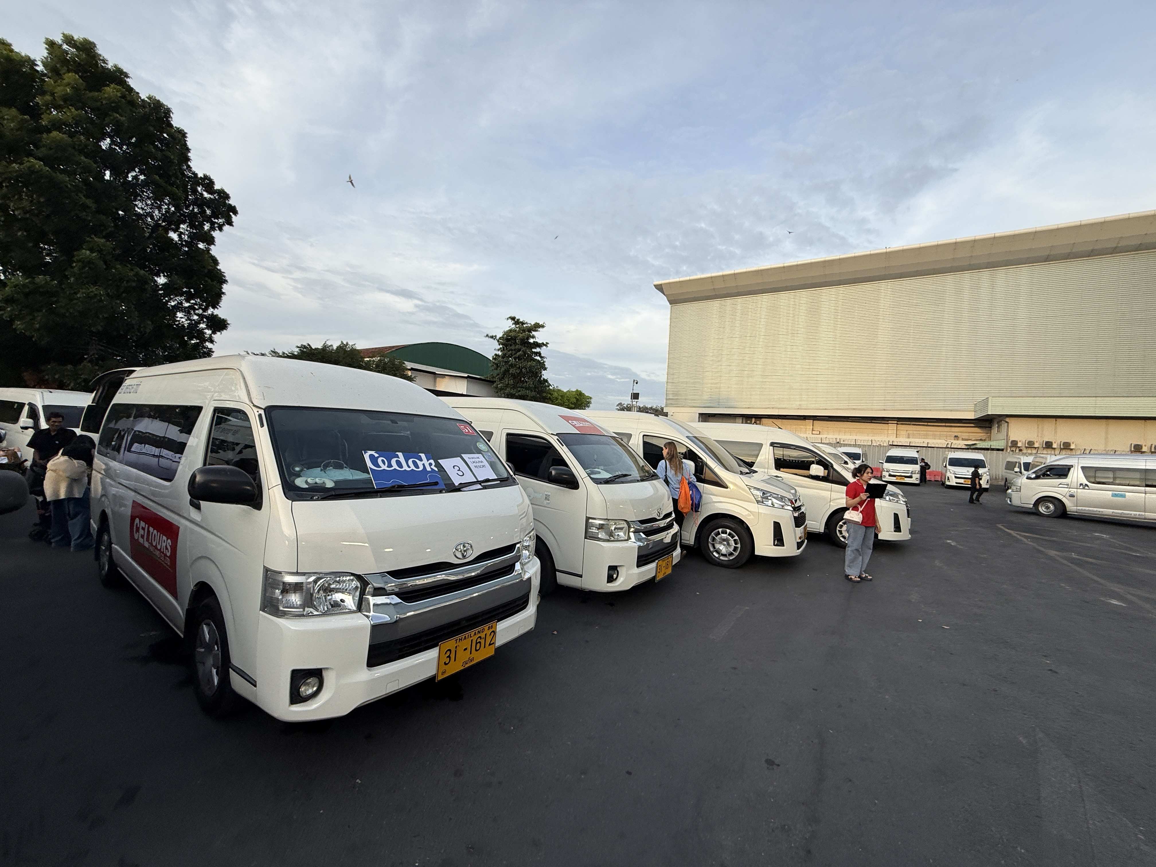 Řada bílých minibusů, na prvním cedule Čedok 3 a CE TOURS