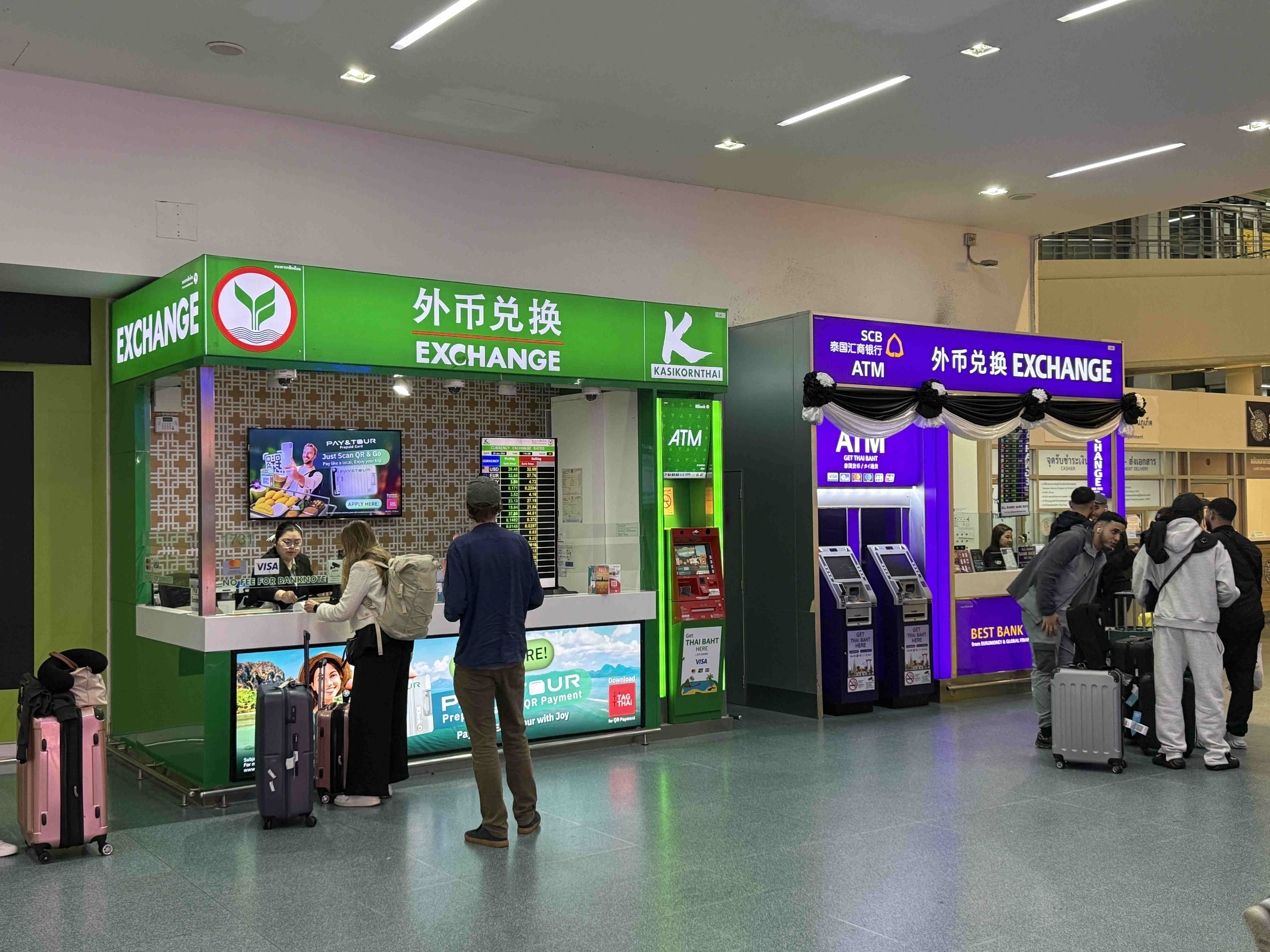 Letištní směnárna EXCHANGE Kasikornthai a SCB ATM, cestující s kufry, Thajsko Phuket