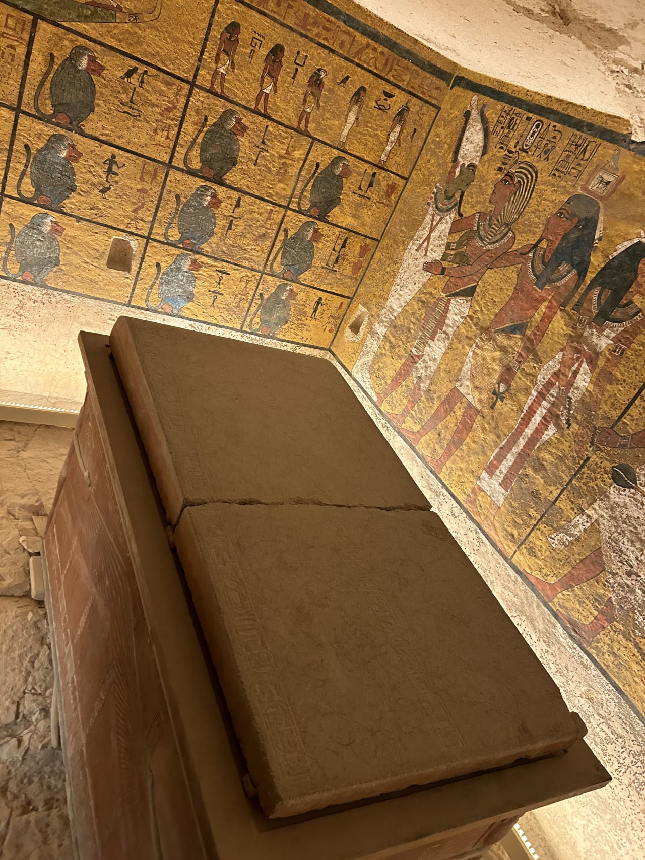 Barevná egyptská nástěnná malba a kamenný sarkofág v hrobce Údolí králů