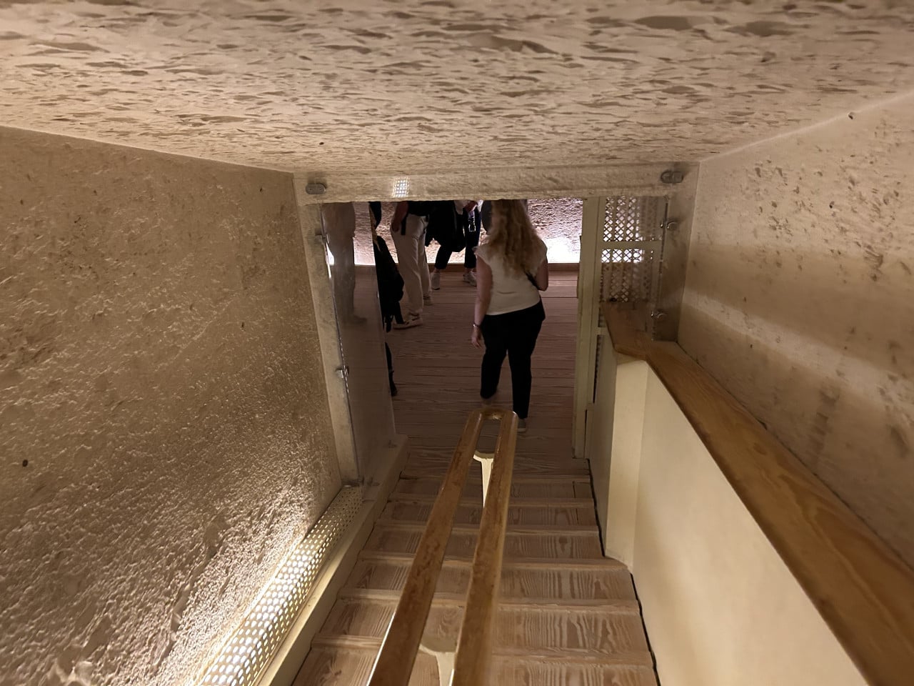 Schodiště do hrobky v Údolí králů s návštěvníky uvnitř.