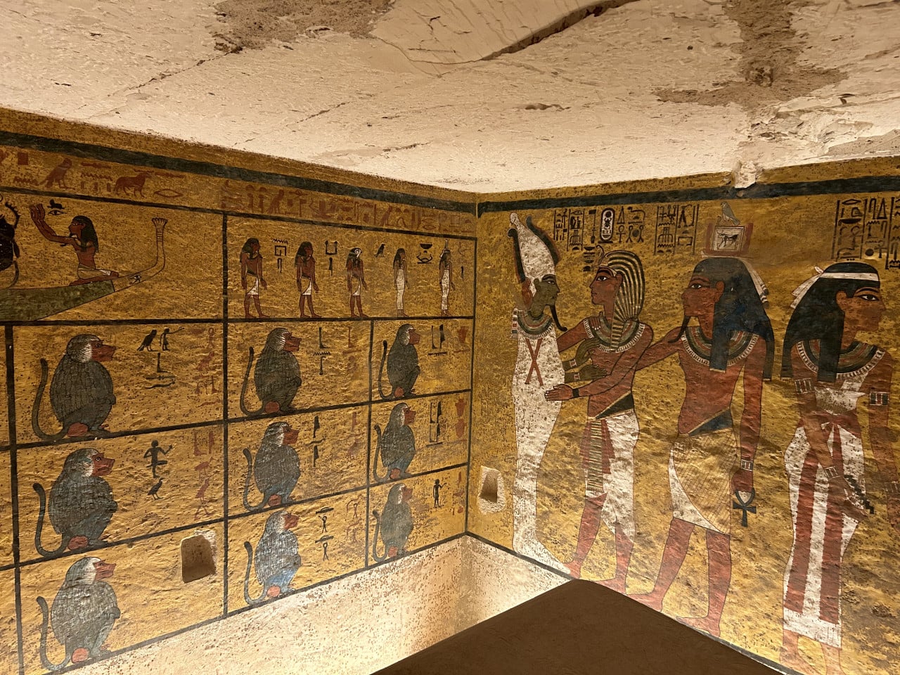 Egyptská hrobka s barevnými nástěnnými malbami a hieroglyfy po stěnách