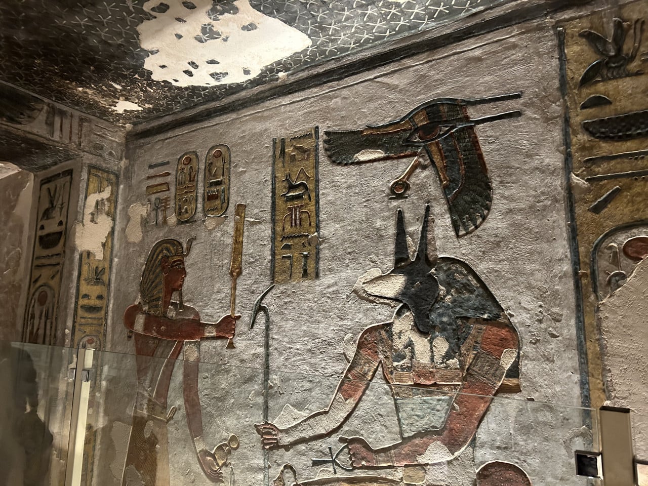Barevná reliéfní malba egyptských bohů a hieroglyfů v hrobce Údolí králů