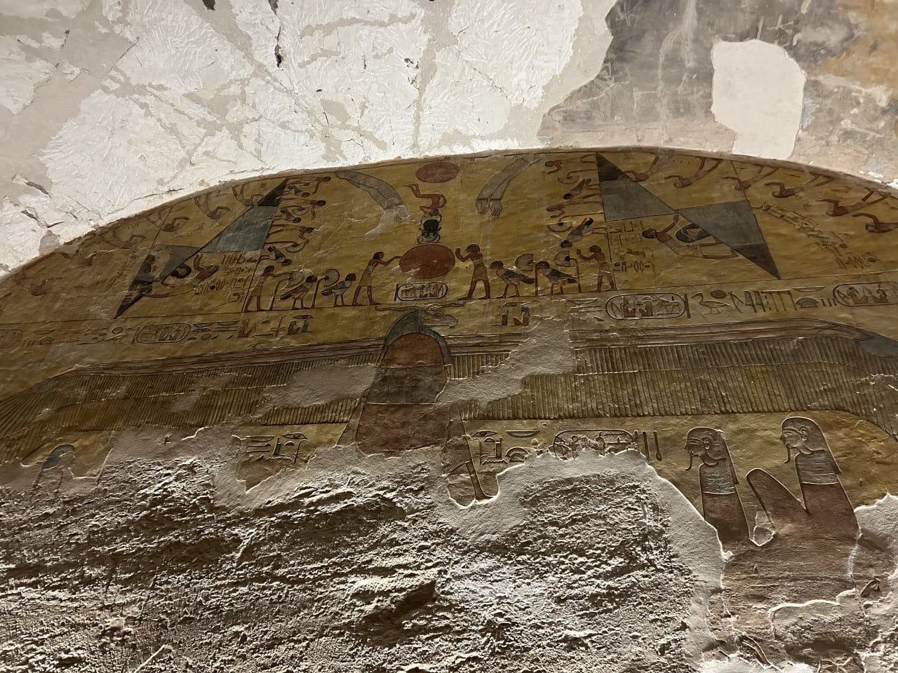 Barevná nástěnná malba s egyptskými hieroglyfy a figurami v hrobce】