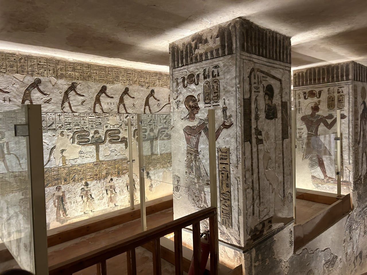 Malovaná egyptská hrobka s hieroglyfy a postavami na stěnách