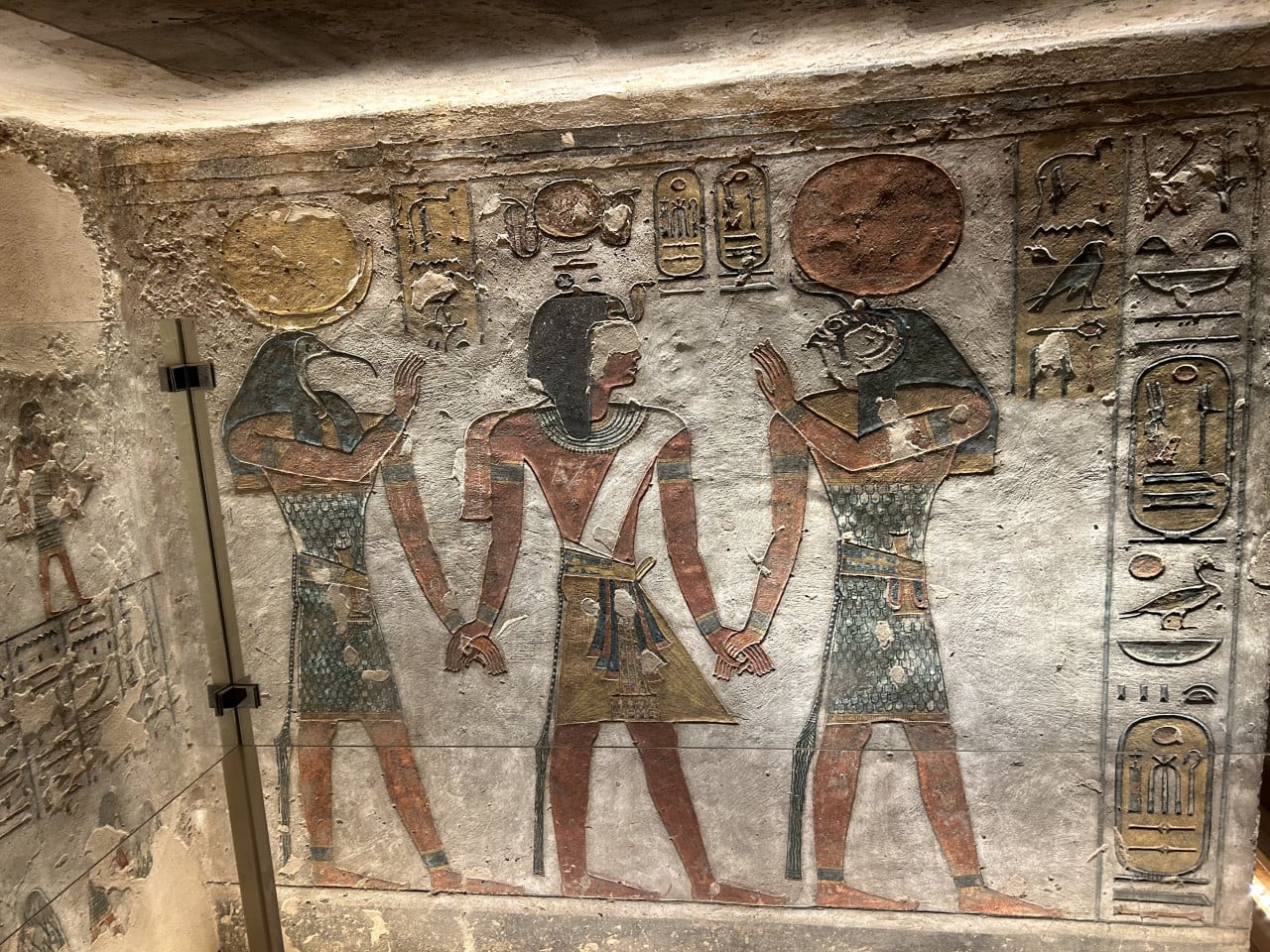 Barevná staroegyptská nástěnná malba s hieroglyfy v hrobce Údolí králů