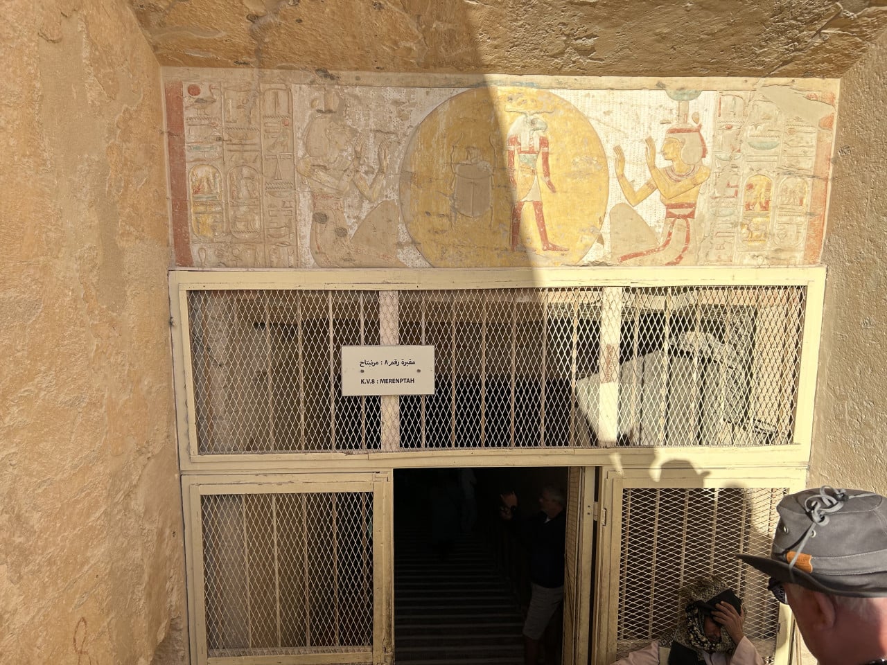 Vstup do hrobky Merneptaha v Údolí králů s egyptskými malbami nad vchodem