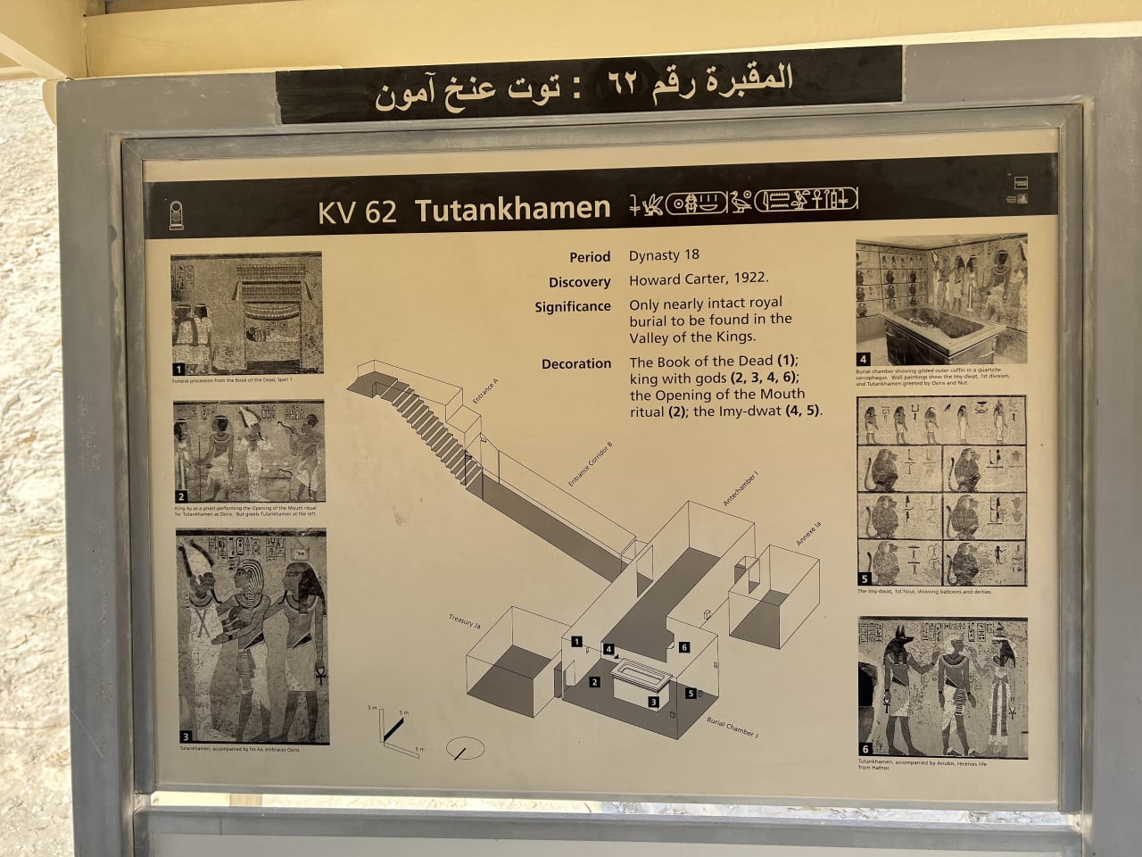 Informační tabule o hrobce KV 62 Tutanchamen s mapou a hieroglyfy.