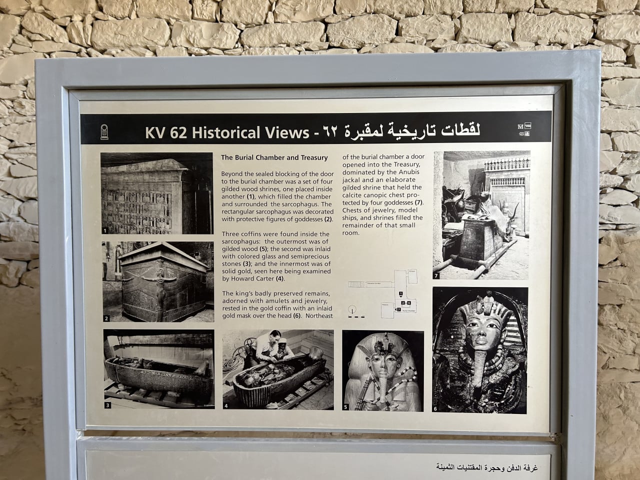 Informační panel KV 62 s historickými fotografiemi Tutanchamonovy hrobky.