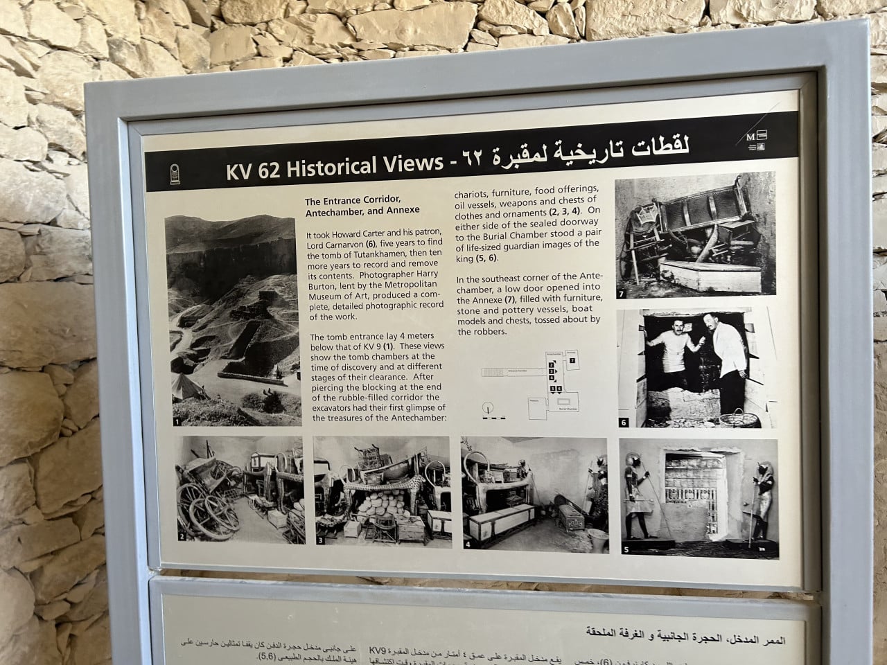 Informační tabule KV 62 s historickými fotografiemi Tutanchamonovy hrobky￼