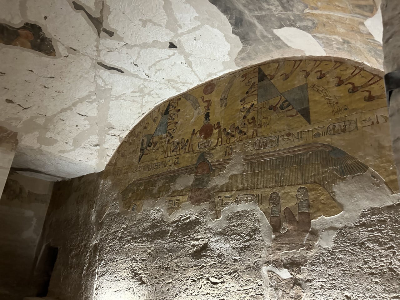 Barevná malba a hieroglyfy na stěně hrobky v Údolí králů, Egypt.