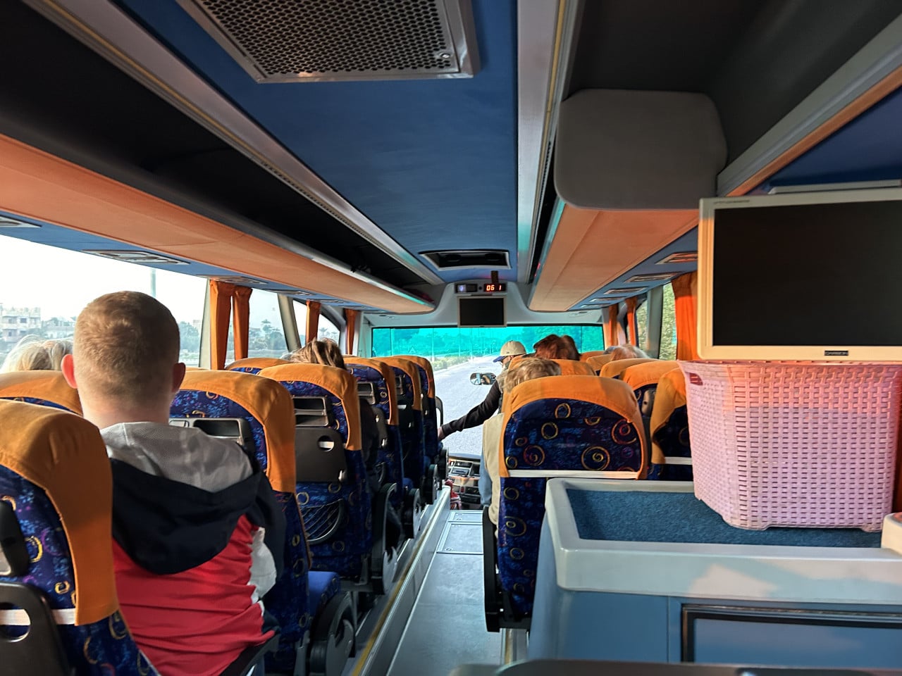 Interiér turistického autobusu s cestujícími na cestě k Údolí králů.