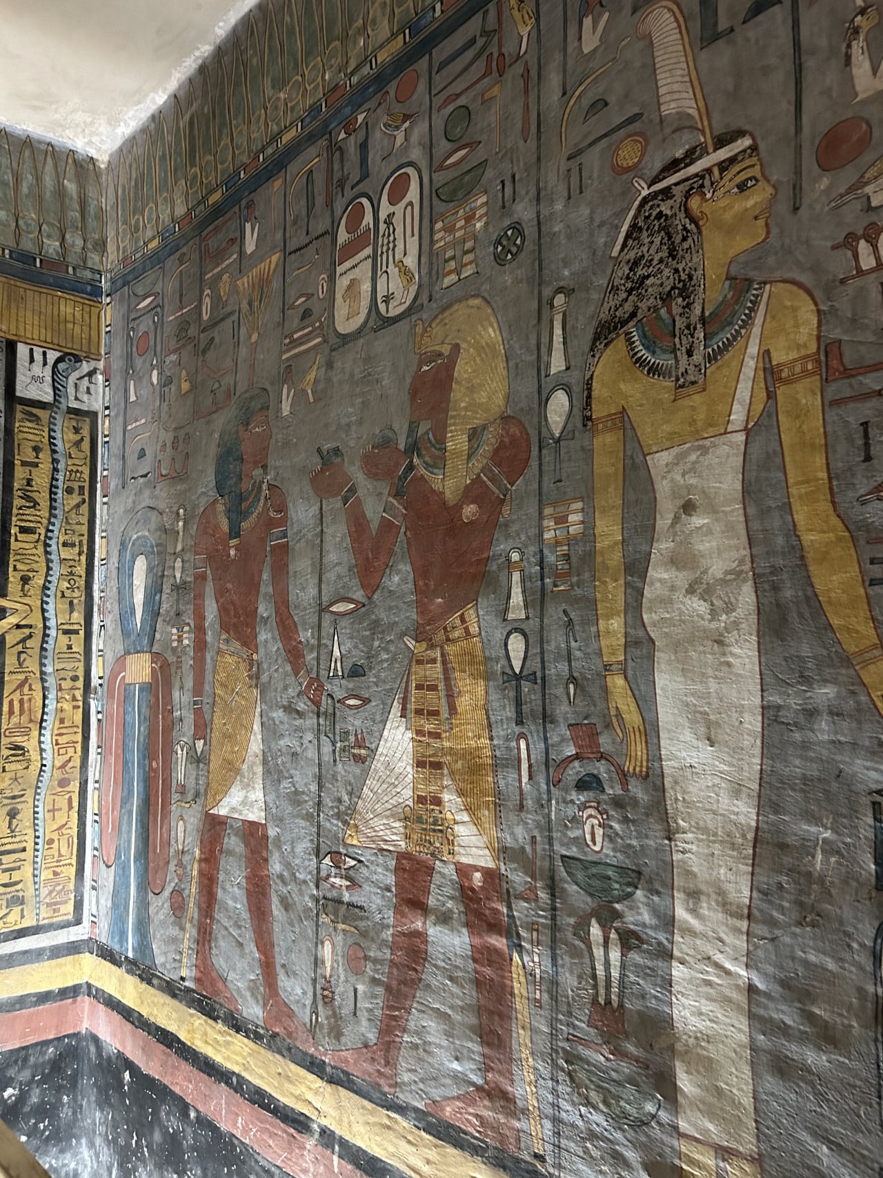 Barevná egyptská hrobková malba s postavami, hieroglyfy a symboly v Údolí králů