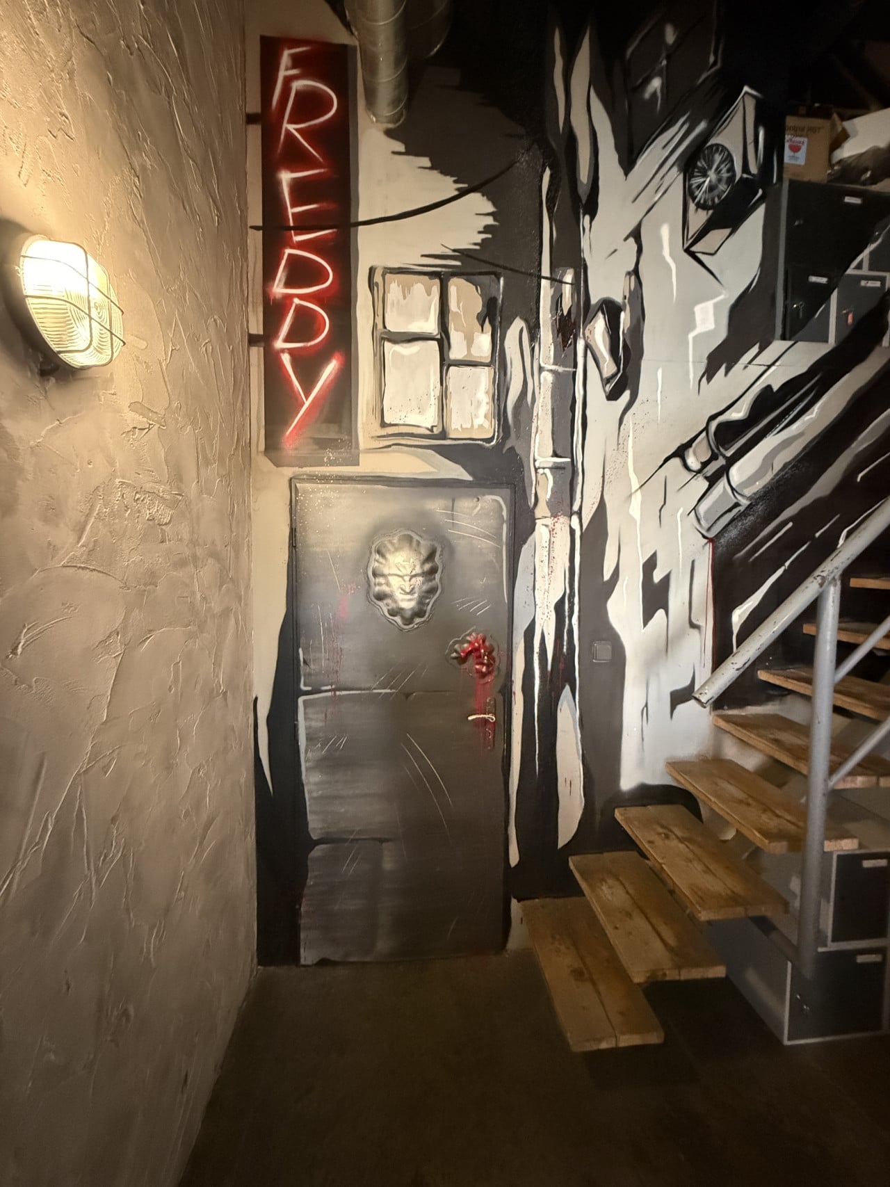 Temná chodba s neonovým nápisem FRIDAY, dveřmi a schody v hororovém stylu Saw