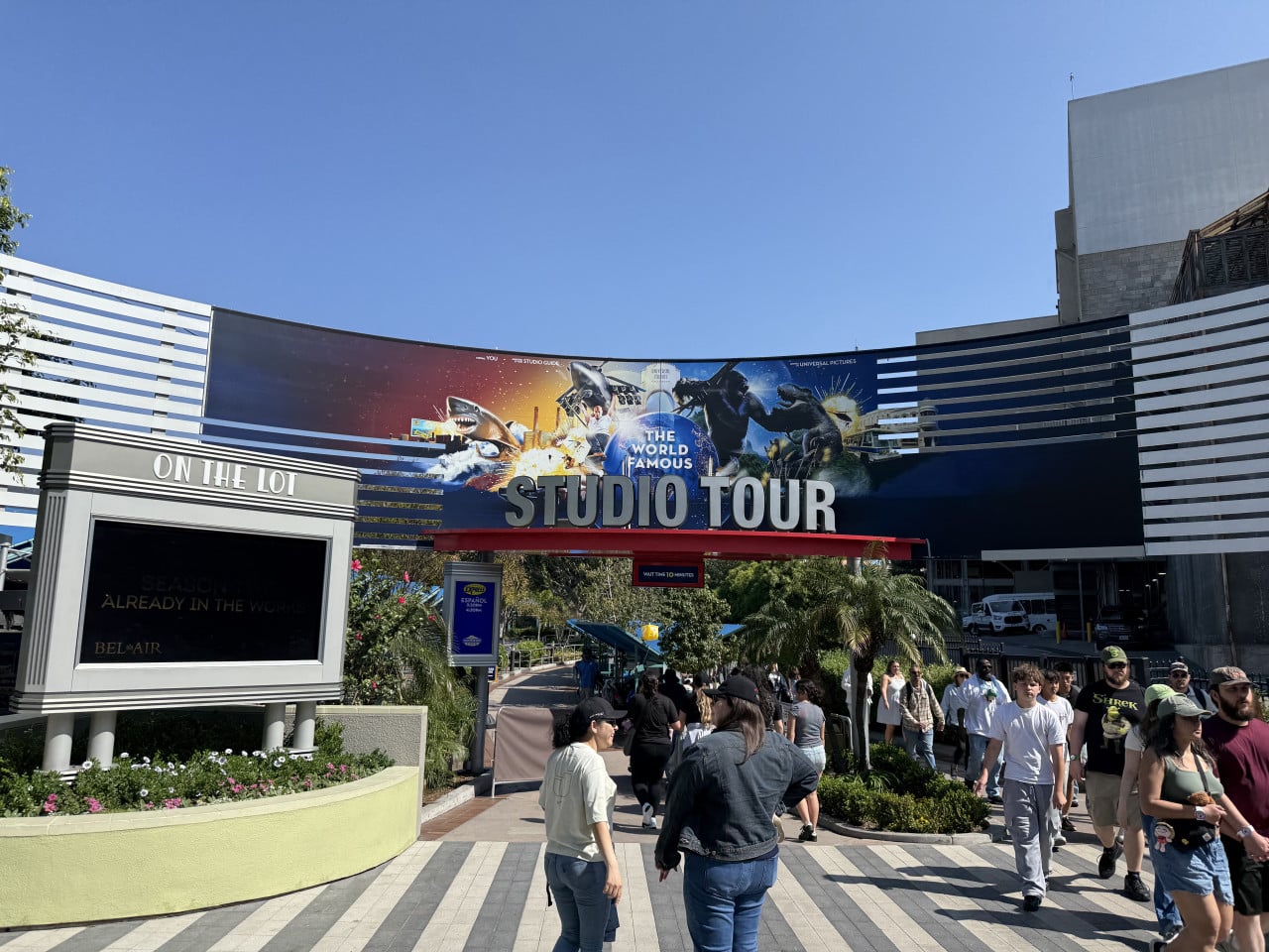 Vstup do Universal Studios Hollywood se nápisem Studio Tour a návštěvníky před ním