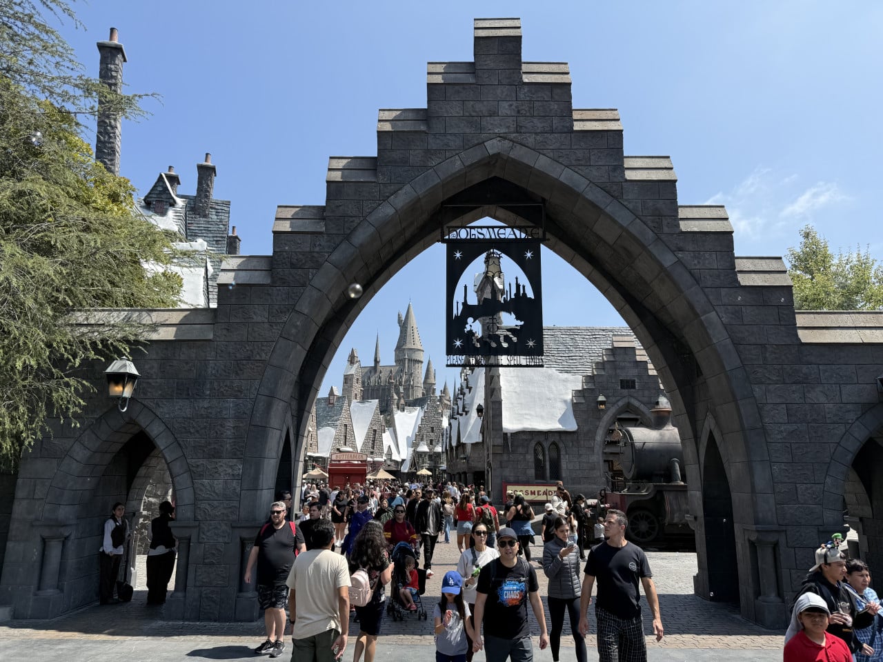 Vstup do kouzelnické vesnice Hogsmeade s davem návštěvníků v Universal Studios Hollywood