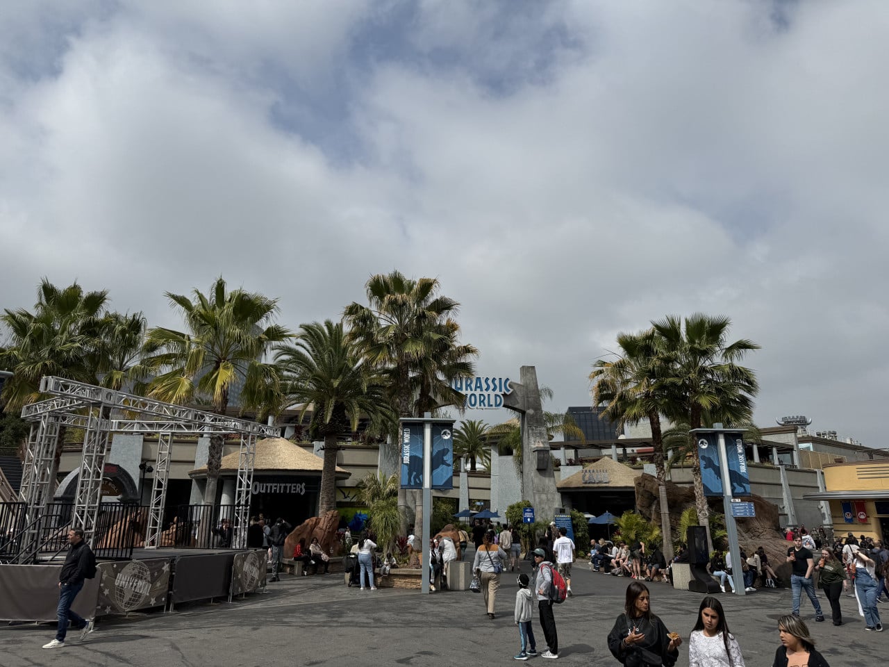 Vstup do Jurassic World v Universal Studios Hollywood s palmami a návštěvníky.