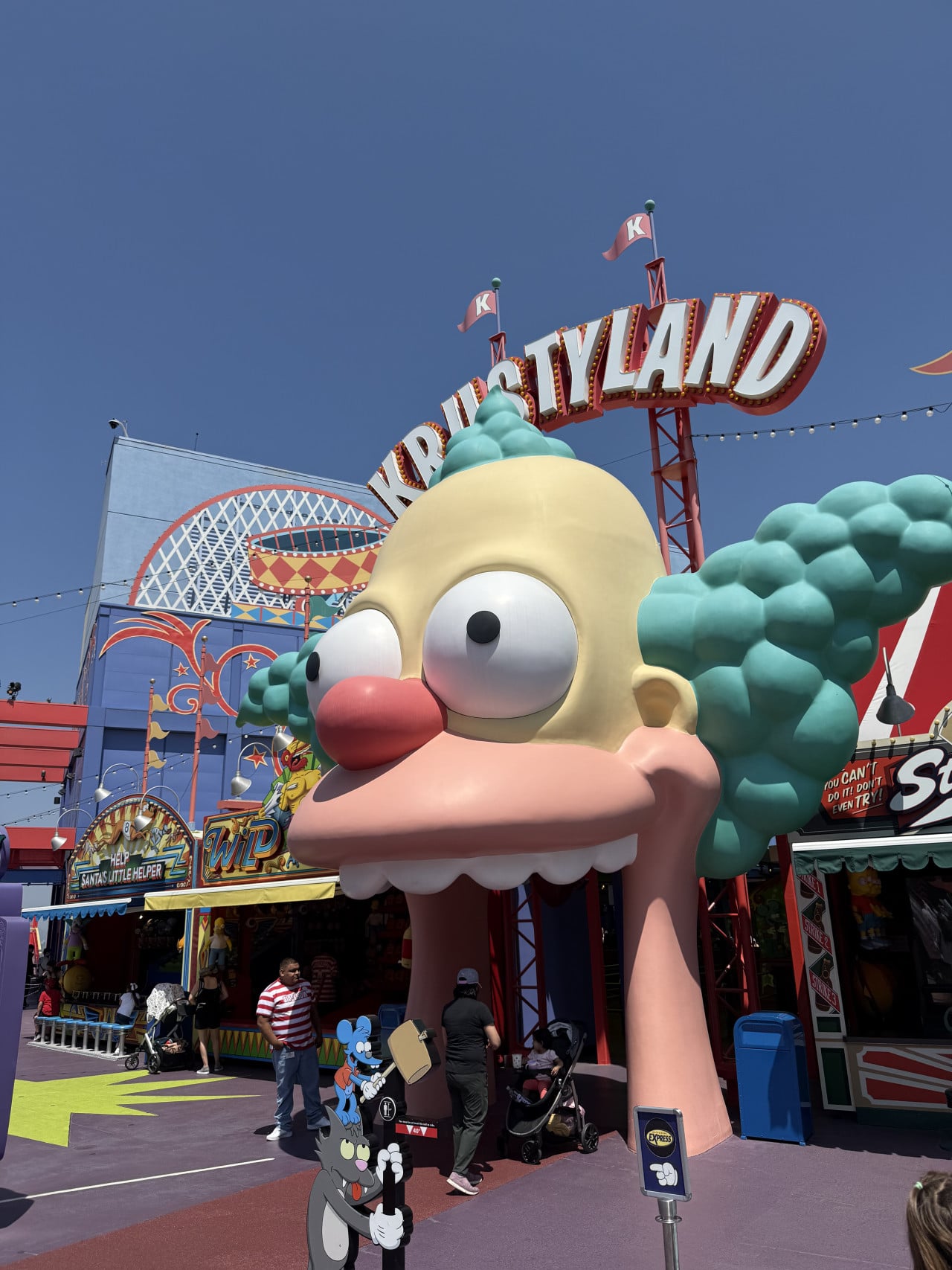 Vstup do oblasti Krustyland v Universal Studios s obří hlavou klauna Krustyho.