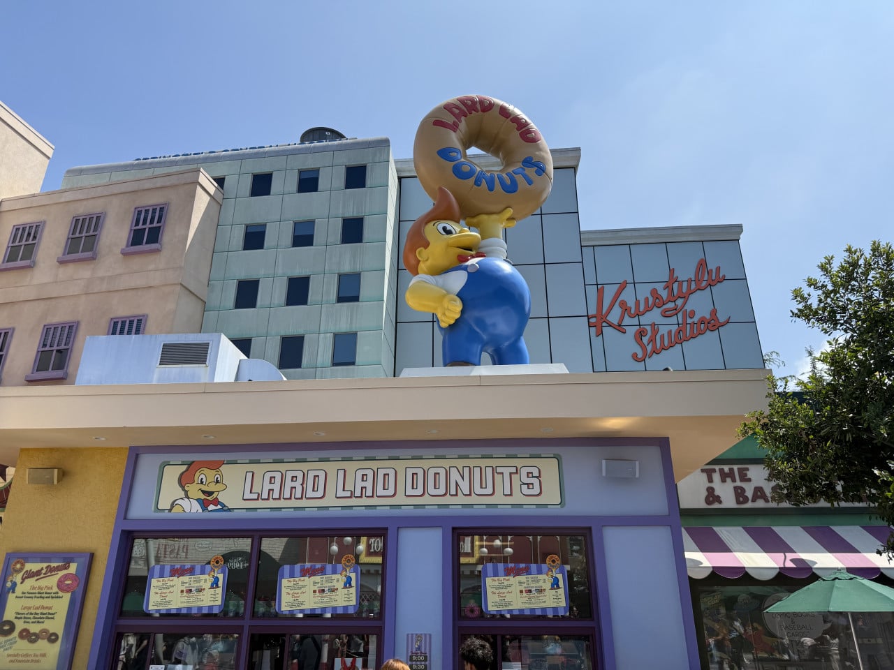 Lard Lad Donuts s nápisem Krustyland Studios v Universal Studios Hollywood