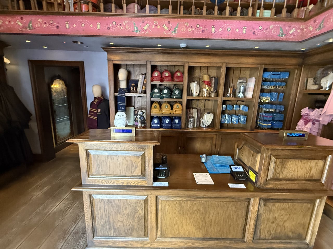 Harry Potter obchod se školními pomůckami, hůlkami a modrými doplňky v dřevěném interiéru