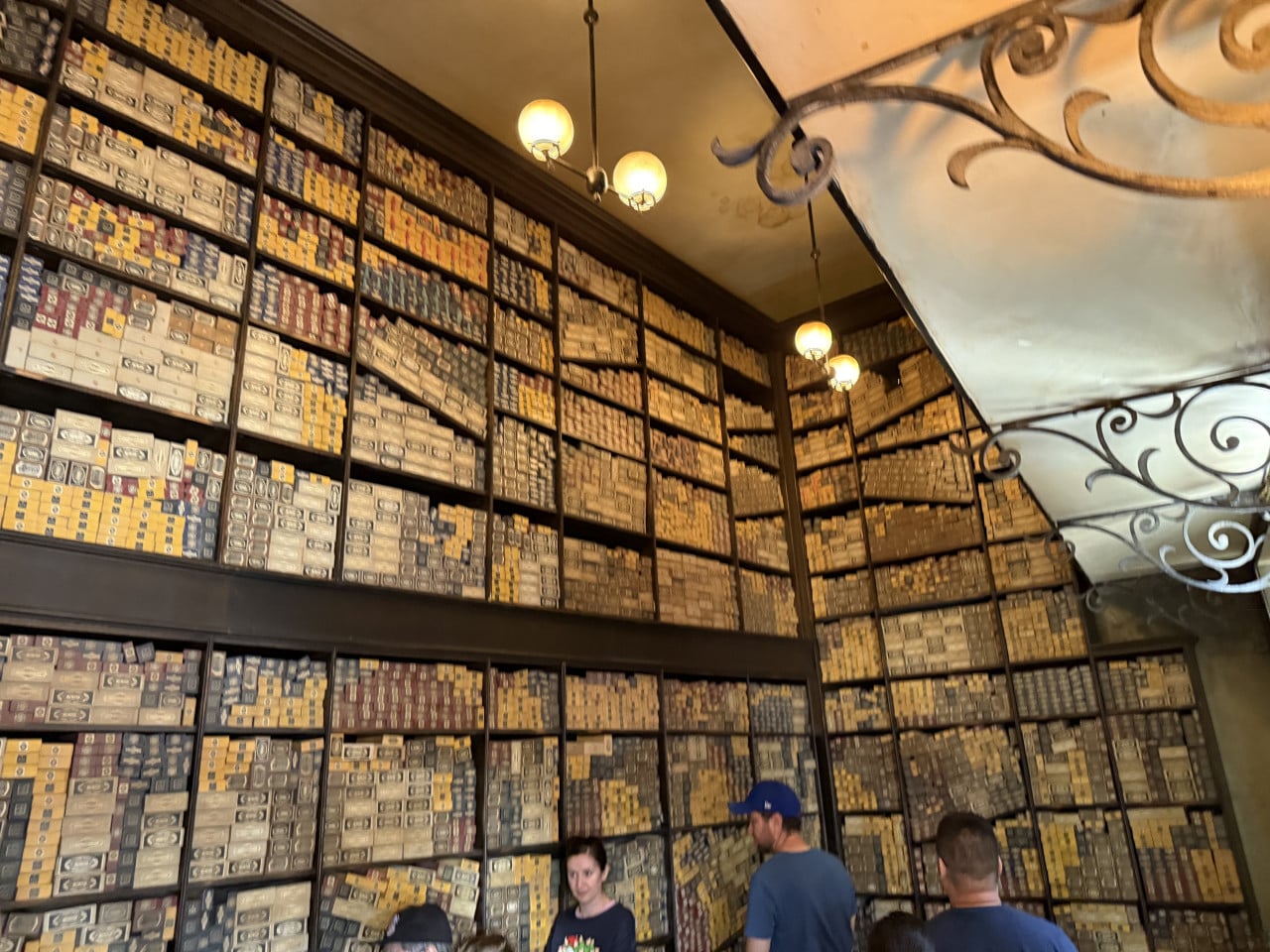 Interiér obchodu s vysokými regály plnými hůlek v Universal Studios Hollywood