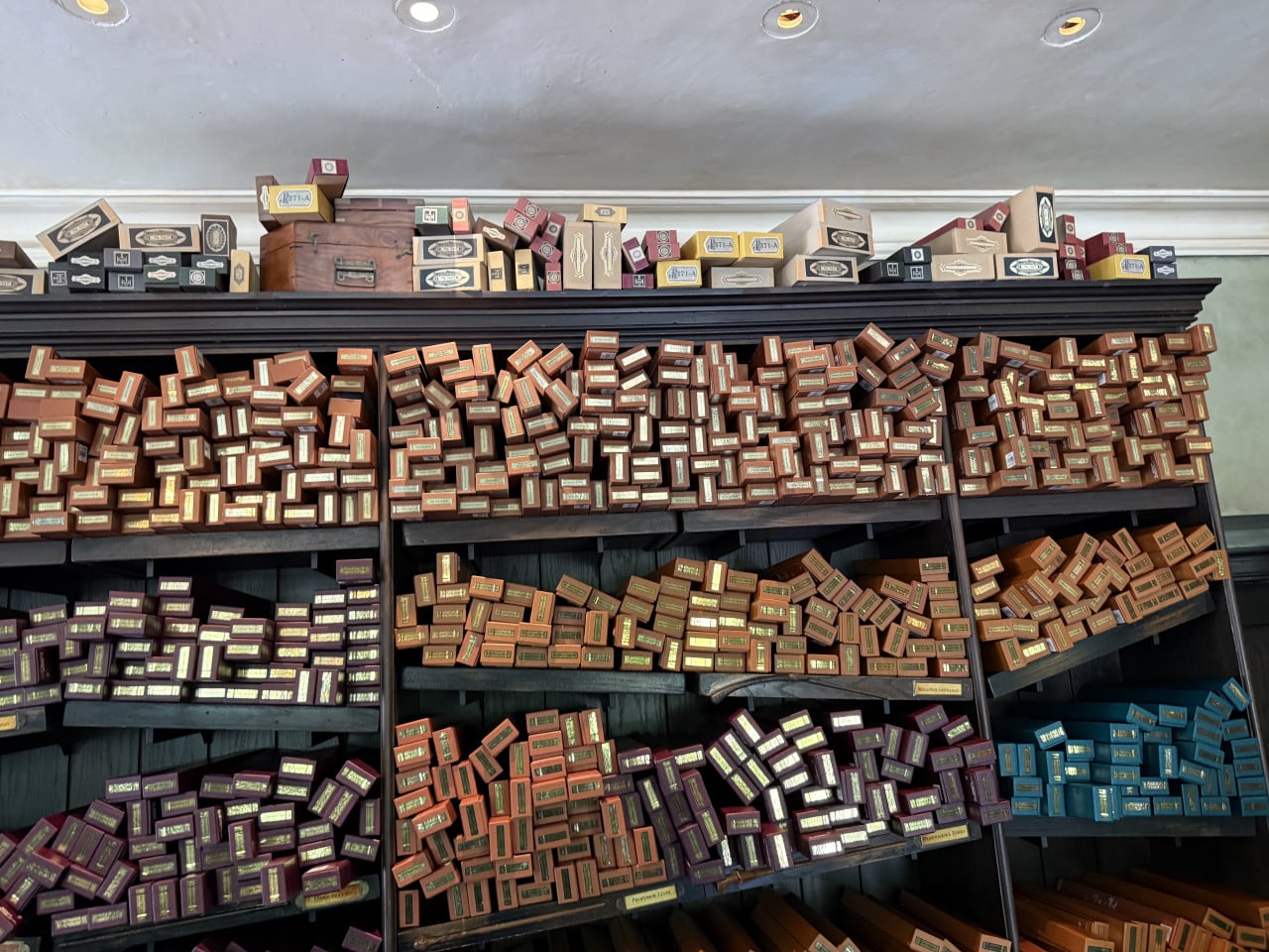 Police plné dřevěných krabic s máslovým ležákem v Universal Studios Hollywood