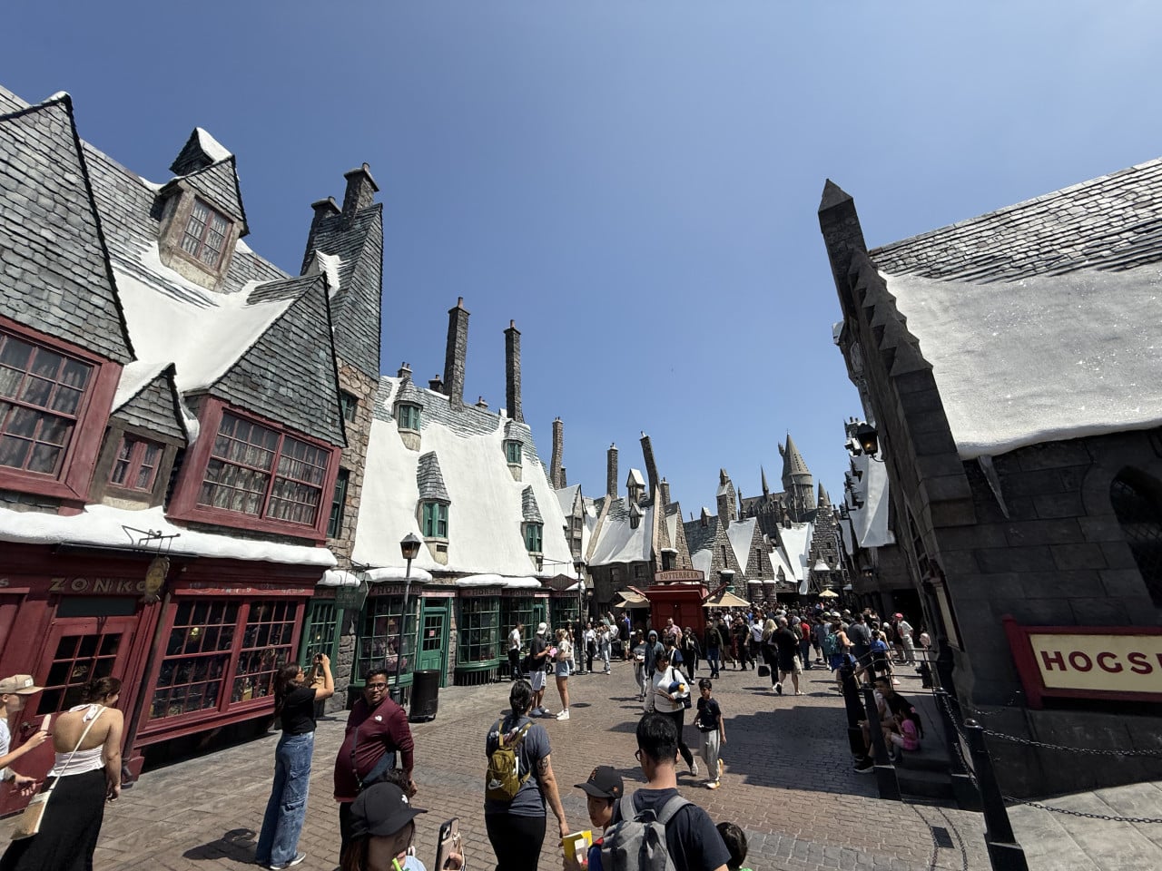 Rušná ulice Prasinek s obchodem Butterbeer v Universal Studios Hollywood