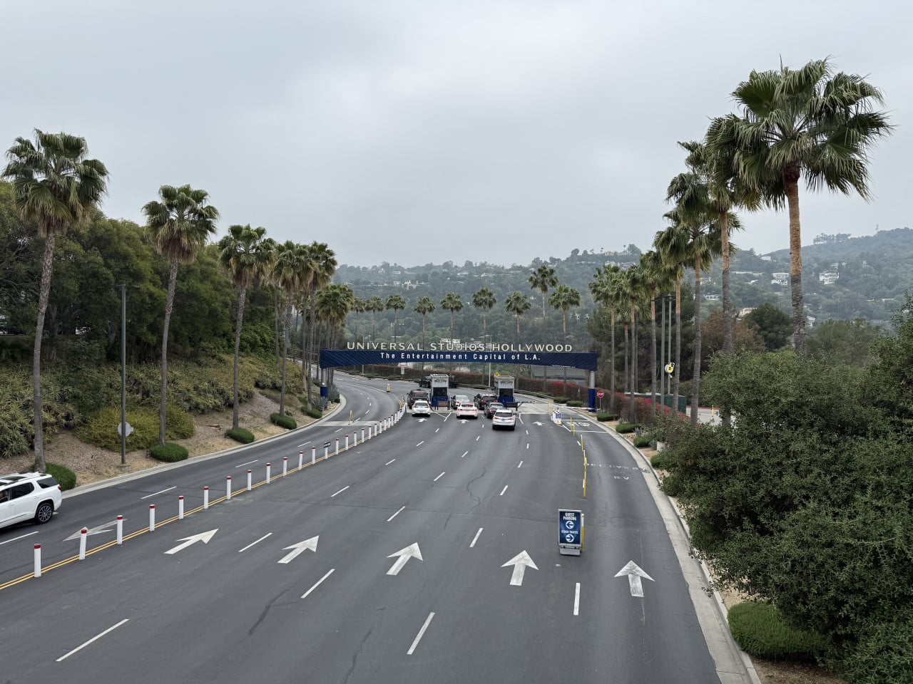 Vstupní brána Universal Studios Hollywood s ikonickým globem a palmami