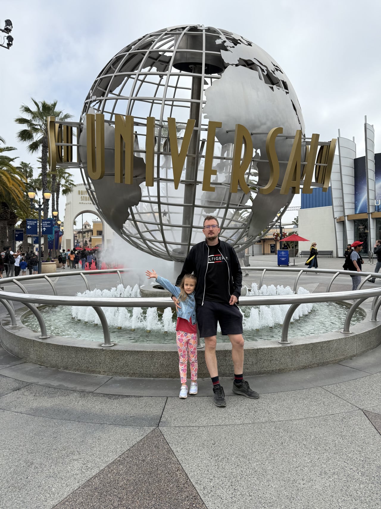 Rodina stojí před fontánou s glóbem Universal Studios Hollywood.