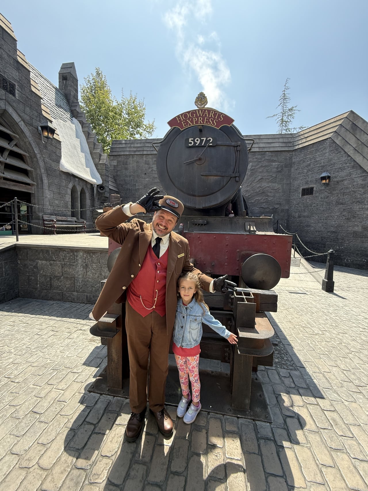 Rodina pózuje u lokomotivy Hogwarts Express 5972 v Universal Studios Hollywood