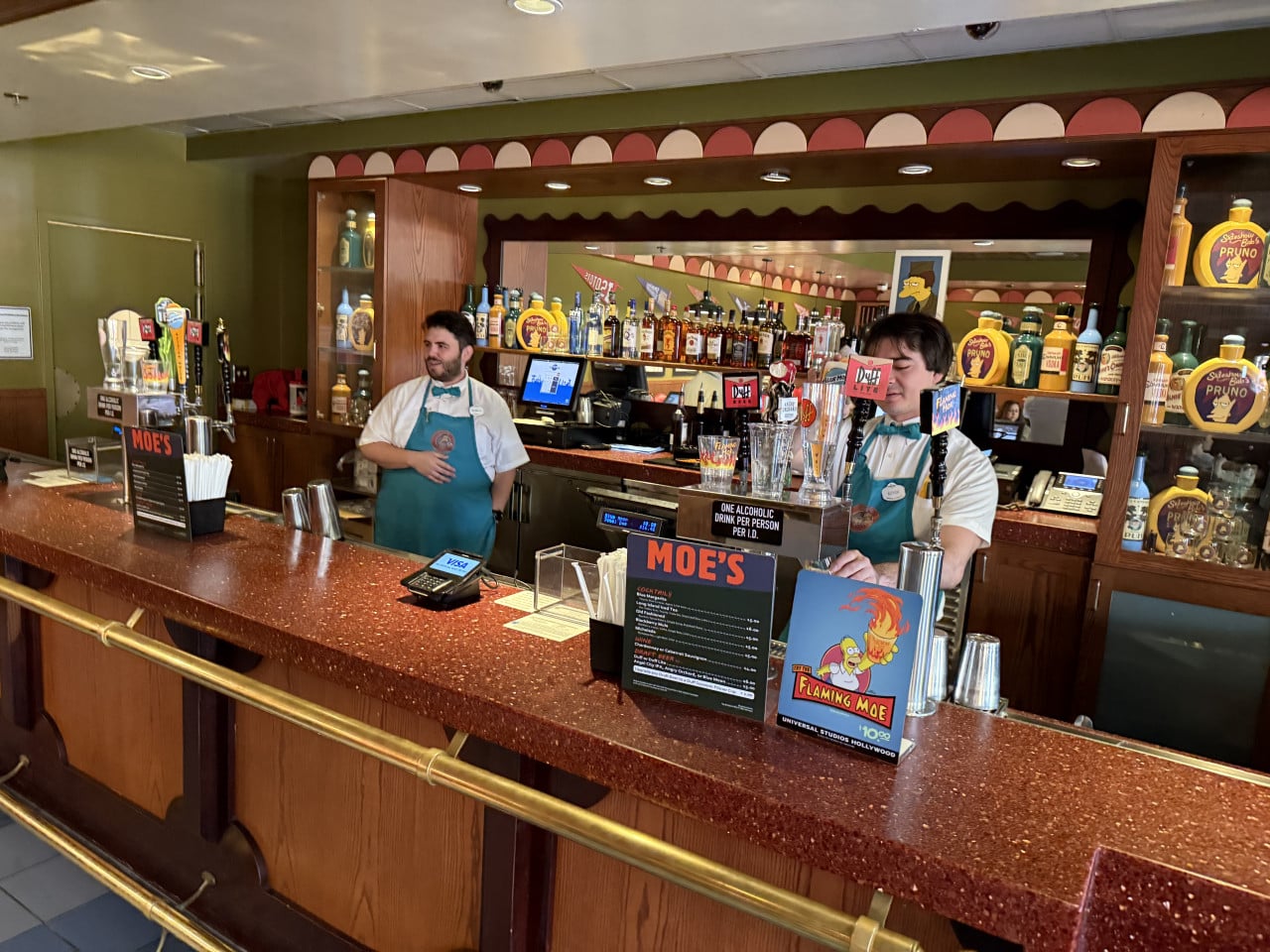 Bar Moe’s s barmany a cedulemi Flaming Moe’s v Universal Studios Hollywood