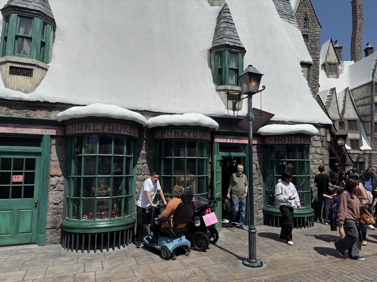 Obchod Honeydukes v Prasinkách v Universal Studios s návštěvníky před vchodem