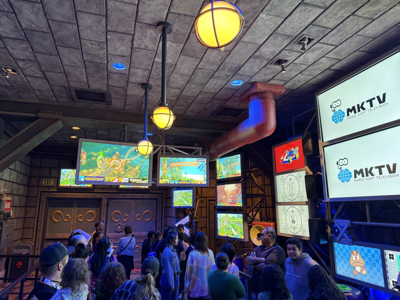 Fronta návštěvníků v Mario Kart TV s obrazovkami a blikajícími světly, Universal Studios Hollywood