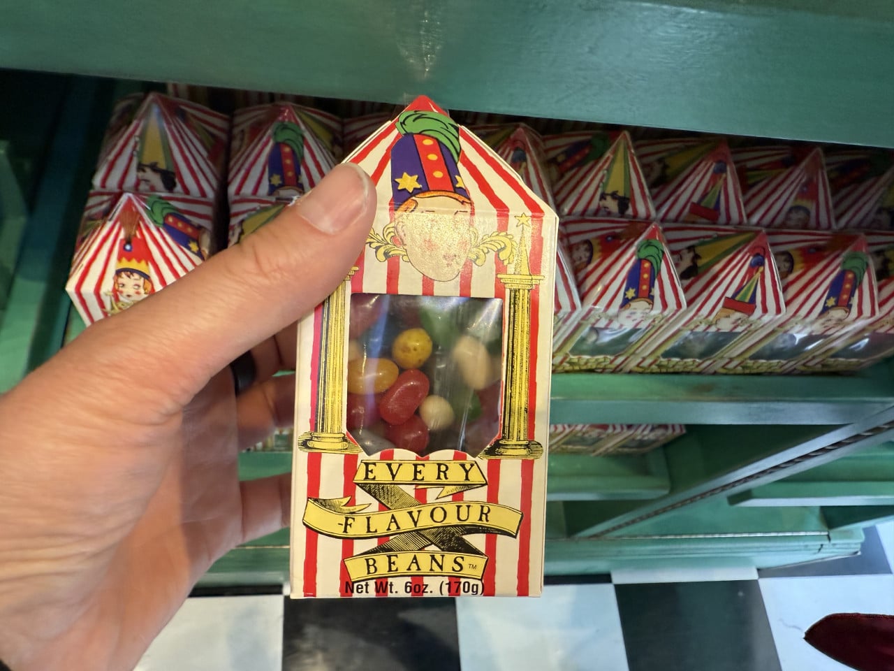 Ruka drží balení Jelly Belly Beans s nápisem Every Flavour Beans.