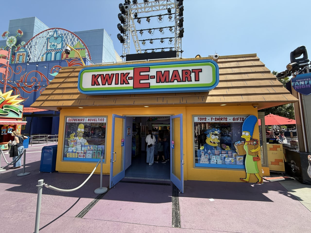 Barevný obchod Kwik-E-Mart v Universal Studios s postavičkami ze Simpsonových.