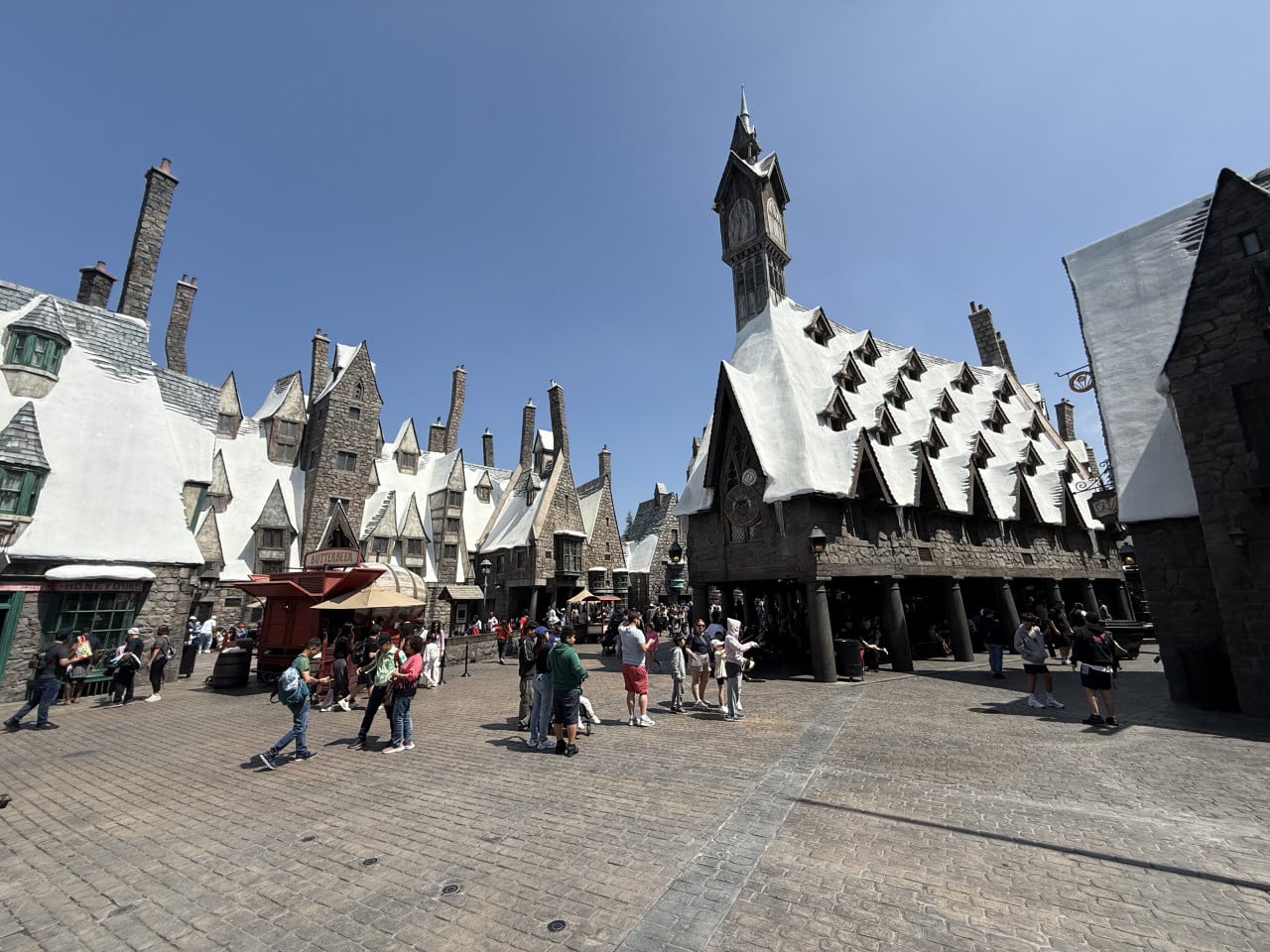 Hogsmeade v Universal Studios s Buddley ležákem a návštěvníky na náměstí
